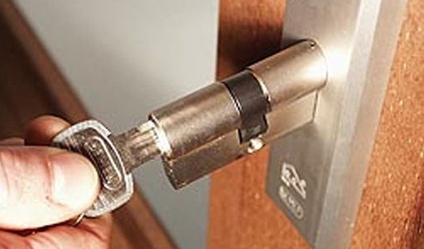 Vers gemonteerd slot bij een woning in de Leemkuil